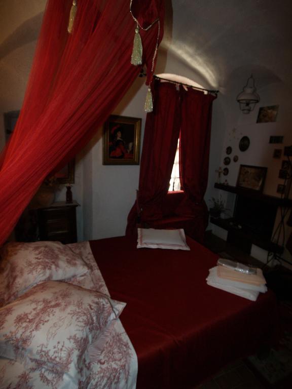 Le Petit Chateau Bed & Breakfast Dolceacqua Cameră foto